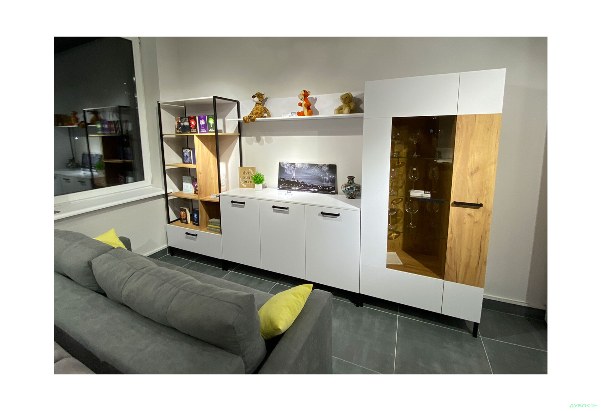 Комплект стенка с витриной и стеллажом ВМВ Холдинг Сантес 335 см, белый / дуб крафт золотой - Изображение 2 Изображение 2 - Комплект стенка с витриной и стеллажом ВМВ Холдинг Сантес 335 см, белый / дуб крафт золотой