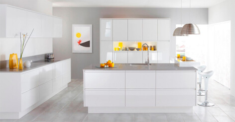 Белая кухня — изюминка интерьера