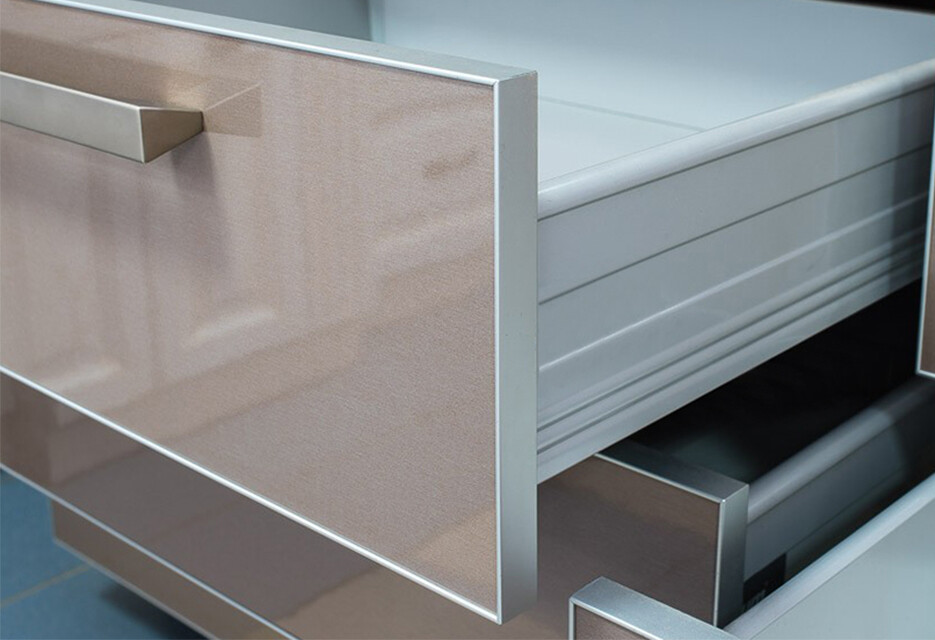 ламінована ДСП в алюмінієвій рамці